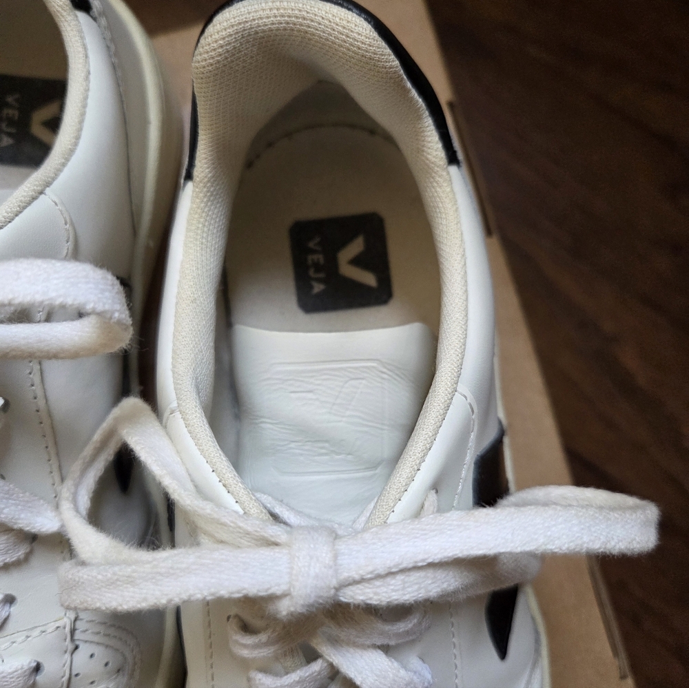 Veja White and Black Women's Sneakers Size 9 - Picture 3 of 9